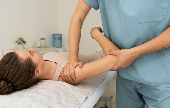 terapeuta en fisioterapia con paciente (1)