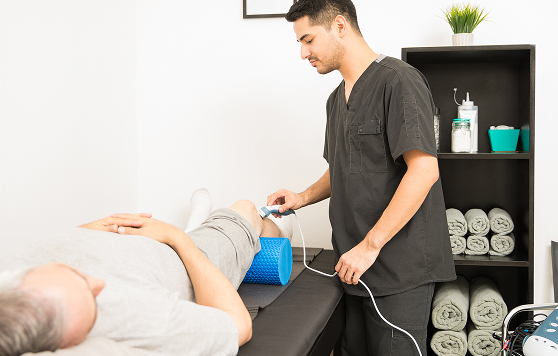 terapeuta en fisioterapia con paciente